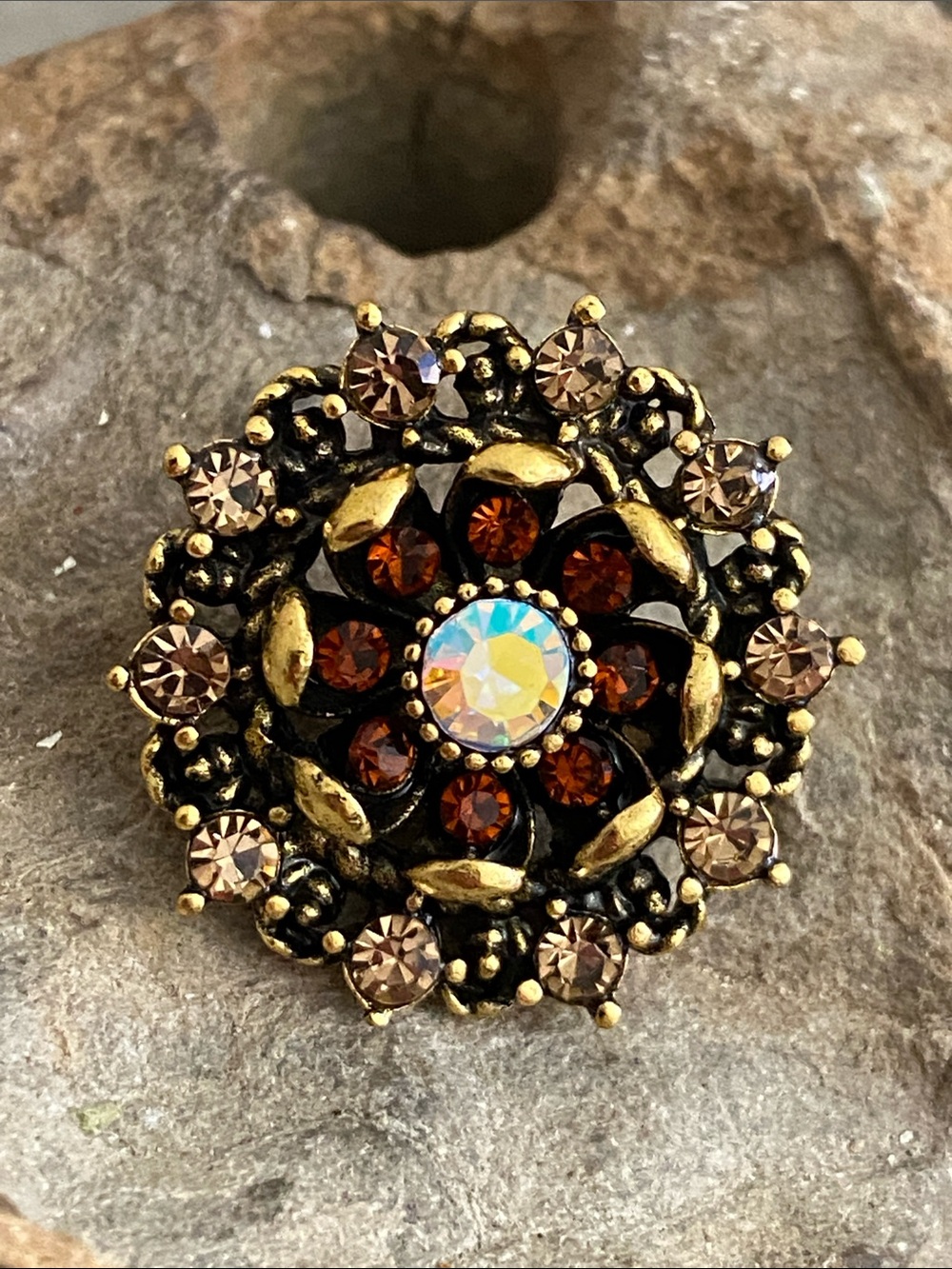 5/$10❤️❤️❤️NEW Vintage-Style Gold Tone Amber Floral Crystal Broach